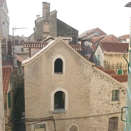 Sara Cosmo Apartment Split