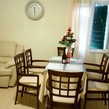 Sara Cosmo Apartment Split