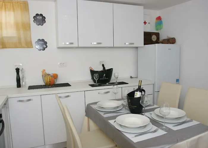 Sara Cosmo Apartment Split