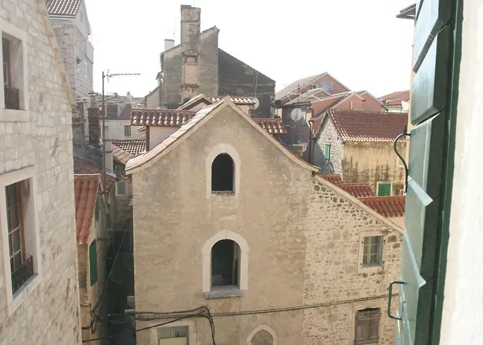 Sara Cosmo Apartment Split