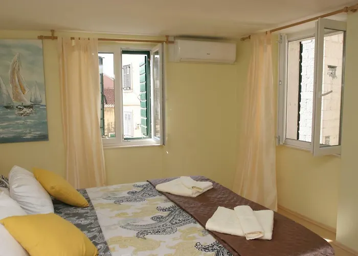 Sara Cosmo Apartment Split