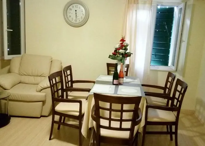 Sara Cosmo Apartment Split